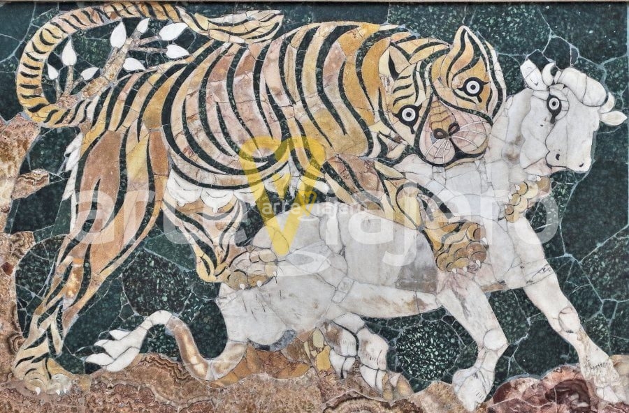 mosaico del tigre atacando a un ternero