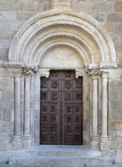 portada románica de la catedral de tui
