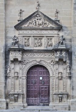 portada sur de la sacra capilla del salvador