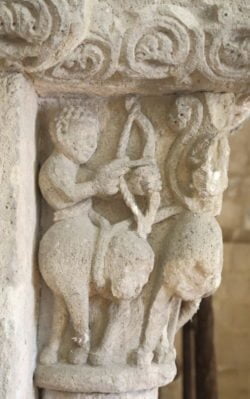 capitel románico con centauro