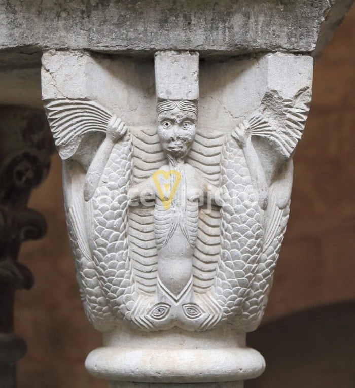 capitel con sirena de doble cola