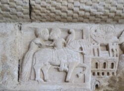 capitel románico con beso