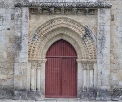 portada de la iglesia románica de saint pierre