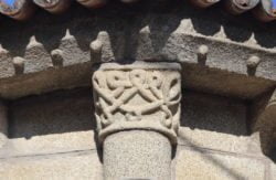 capitel románico con entrelazos