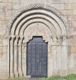 portada románica, monasterio de san pedro de ramirás