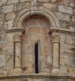 ventana del ábside, ermita de los Barrios de Bureba