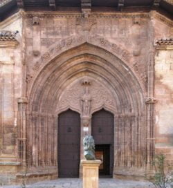 puerta gótica de la iglesia de alcaraz