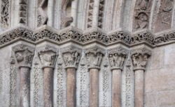 portada románica de la catedral de valencia