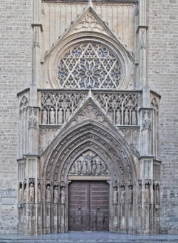puerta de los apóstoles