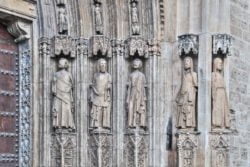 escultura de la puerta de lo apóstoles