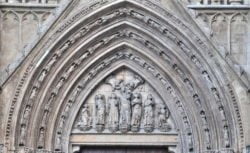 tímpano gótico de la puerta de los apóstoles