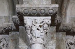 capitel con moisés y el becerro de oro