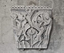 capitel románico con la muerte de caín