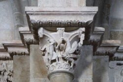 capitel románico con el rapto de ganimedes