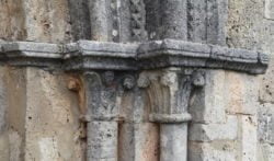 capiteles con acantos románicos