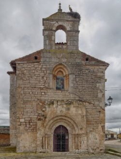 fachada de la iglesia románica