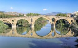 puente con reflejos