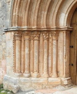capiteles y columnas románicos