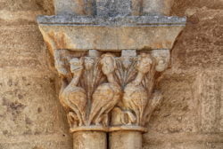 capitel con arpías, iglesia de moradillo de sedano