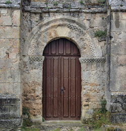 portada románica, iglesia de san salvador de escaño