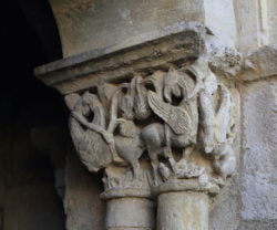 capitel románico con grifos