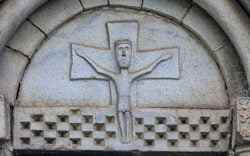 tímpano románico con cristo crucificado