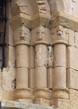 capiteles y columnas románicas