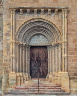 portada románica de la iglesia de santa clara