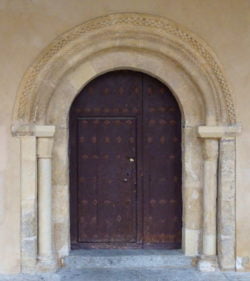 portada románica de la iglesia de san lorenzo
