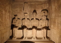 Ptah, Amón Ra, Ramsés II y Ra-Horajti