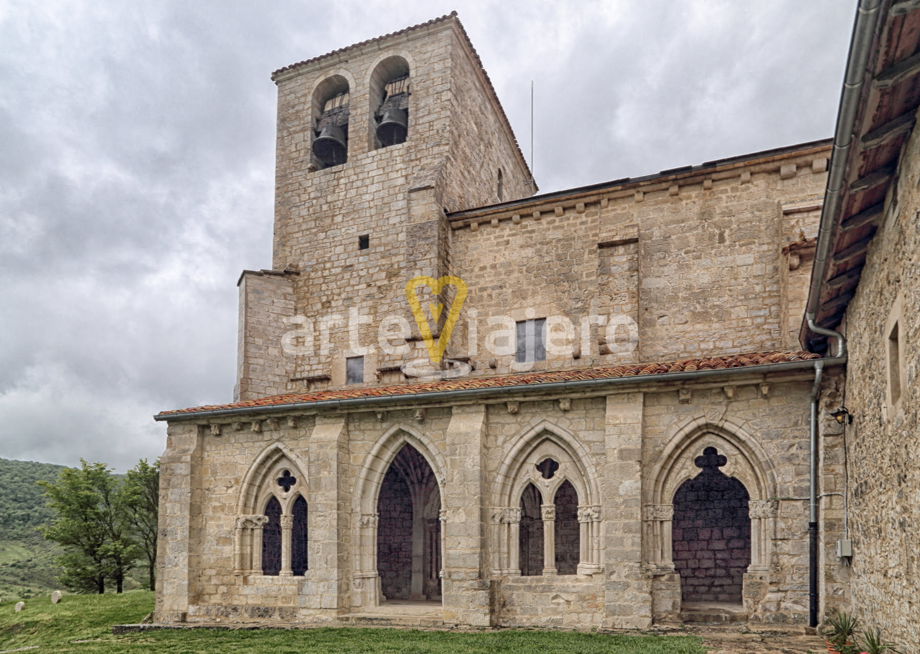 Iglesia de Larumbe Navarra Galería porticada iglesia de san vicente de larumbe