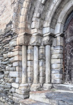 capiteles y columnas románicas