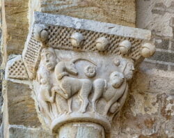 capitel románico con unicornios