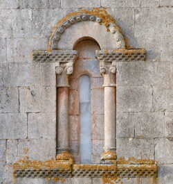 ventana románica arquitectura