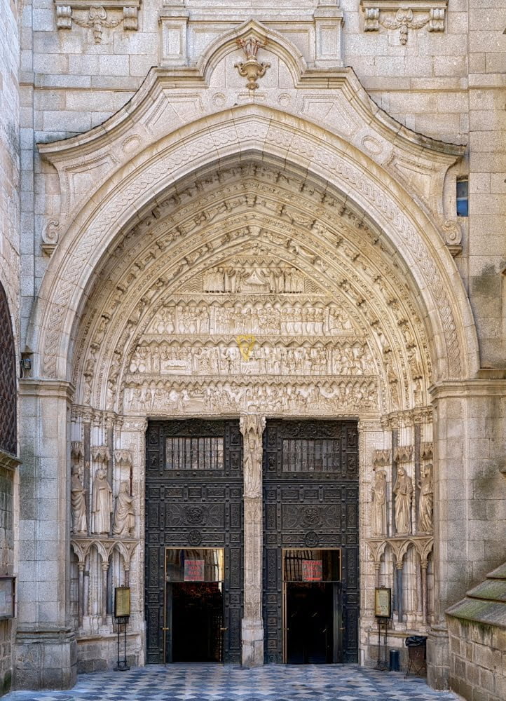 puerta del reloj de la catedral de toledo