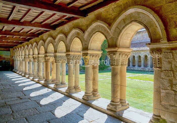 claustro de la colegiata de santillana del mar