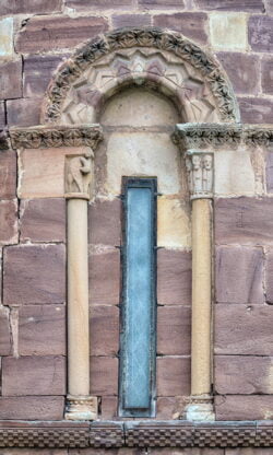 ventana del ábside románico
