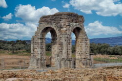 arco romano de cáparra