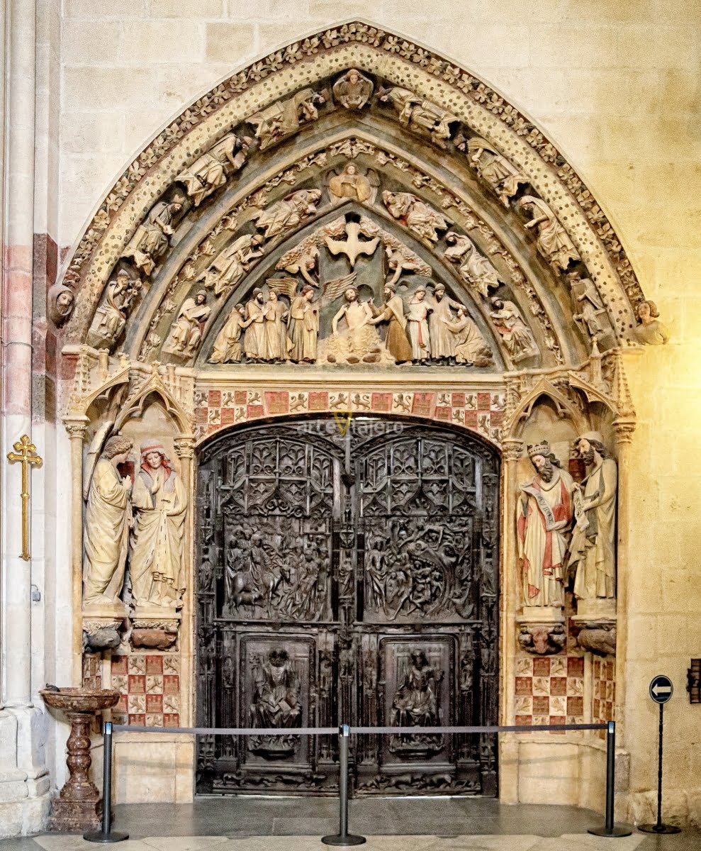 puerta del claustro de la catedral de burgos