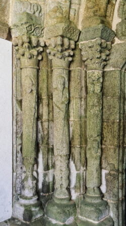 estatuas columna románico