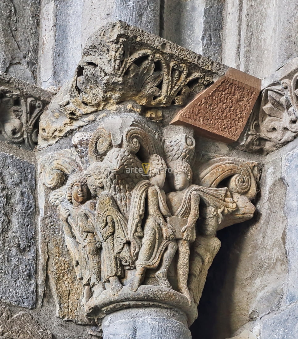 capitel románico con constructores jaca