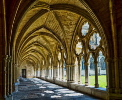 claustro gótico francia