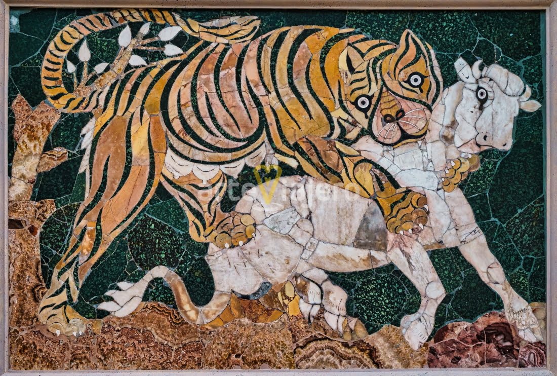 tigresa atacando a un ternero