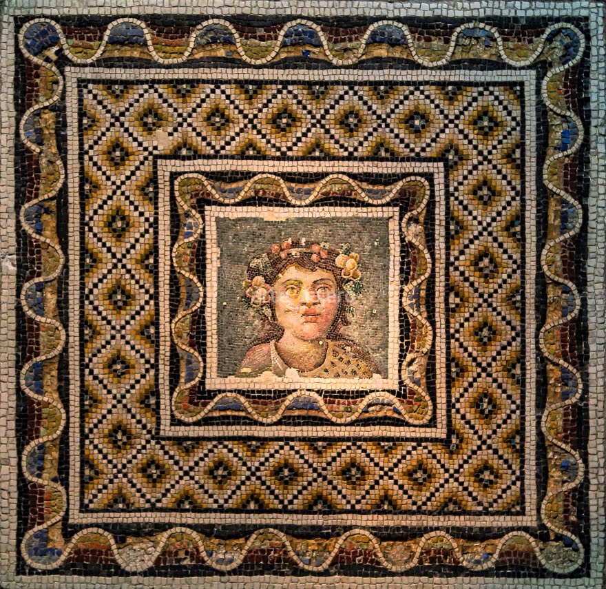 mosaico con busto de dioniso
