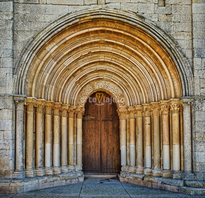 portada iglesia de zorita del páramo