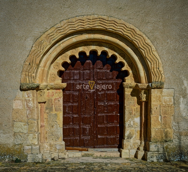 portada románica arco polilobulado