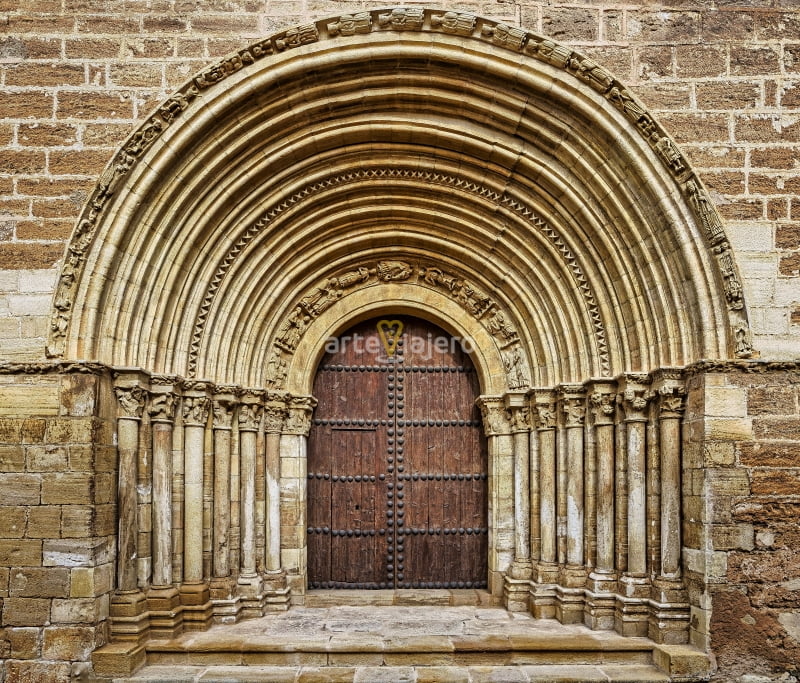 Puerta de Santiago, iglesia del Salvador - ArteViajero