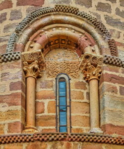 ventana ábside románico