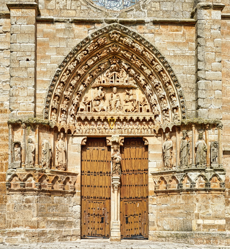 portada gótica de la iglesia de sasamón